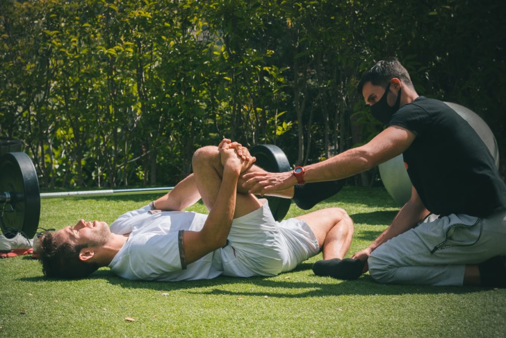 Entrenador elongando