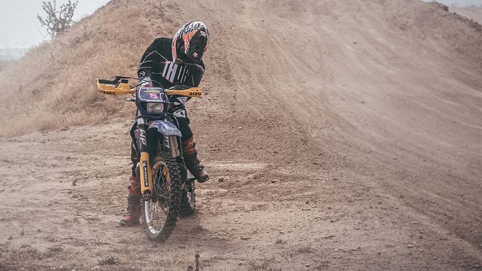 piloto de motocross a un lado por dolor de antebrazos