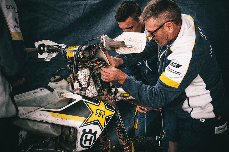 Equipo de profesionales asistiendo a Alfredo Gomez en una carrera de Hard Enduro.