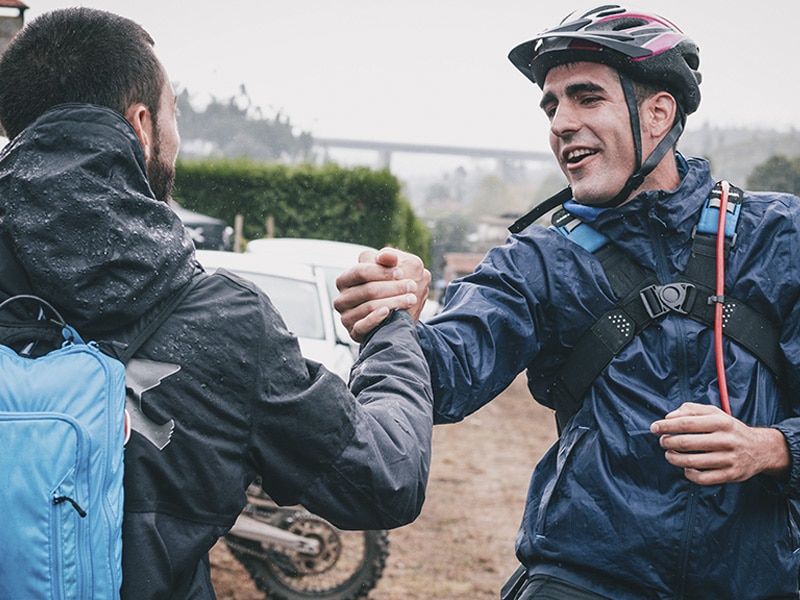 Amigos y moto de campo