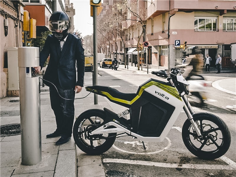 Hombre en moto enchufada