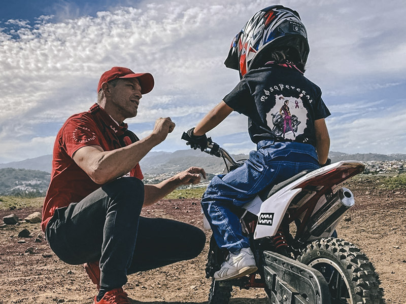 Niño aprendiendo a conducir