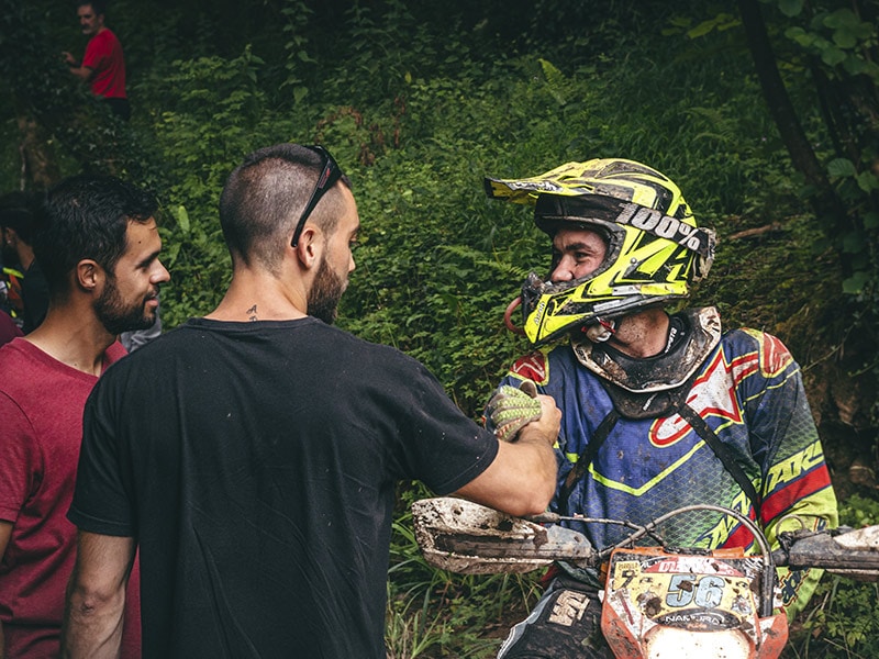 Amigos en moto de campo