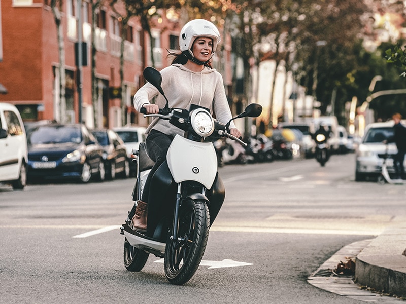 Mujer en moto